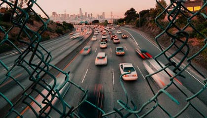 危险动作!萨尔瓦多亮鞋底铲倒深圳球员脚踝,吃到一张黄牌